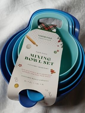 New 4 Piece Blue Nesting Plastic Mixing Bowls Set with Pour Spouts and Handles